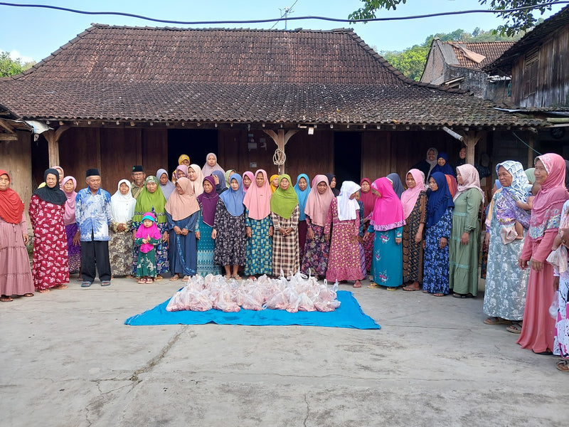 Volunteers distributing food parcels